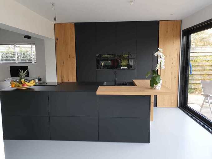 fenix black met hout greeploze keuken