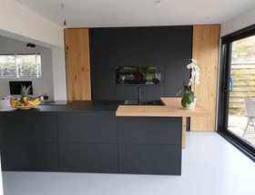 fenix black met hout greeploze keuken